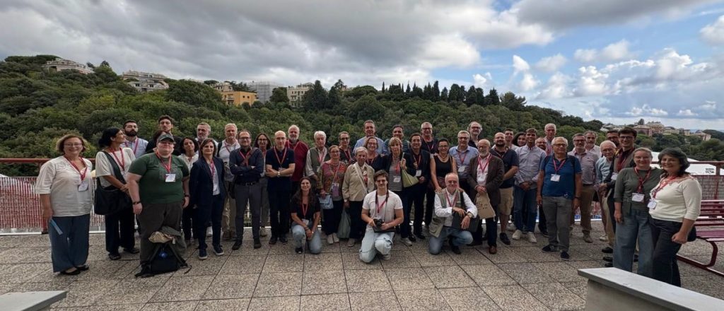 L'immagine ritrae tutti i partecipanti al congresso nazionale della SISFA con la citt di Genova sullo sfondo. In totale nella foto sono presenti 44 persone